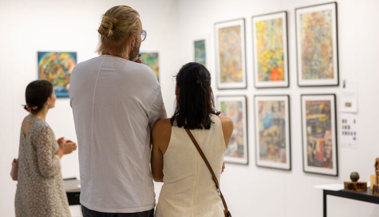 couple looking at paintings at Art Expo Algarve 2023